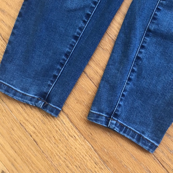 Celebrity Gold Skinny Stretch w/ Distressing - Excellent! - Picture 10 of 16